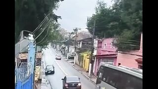 Kecelakaan lalu lintas terjadi di jalan sempit ini ketika sebuah mobil mencoba mendahului bus dari arah berlawanan.