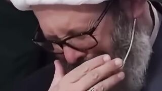 انهيار رئيس لجنة التحكيم من البكاء عندما استمع