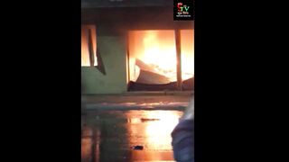জতয় পরটর করযলয় ভয়বহ আগন আতঙক ছড়য় পড়ছ পর