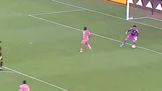 LIONEL MESSI EMBARRASSED GOALKEEPER WITH A CHIP
