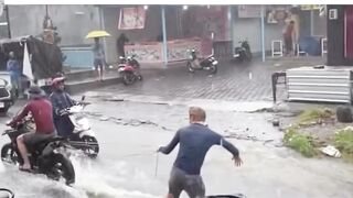 di kasih cobaan malah di cobain , moment Banjir di Bali bali banjir floods viral fyp