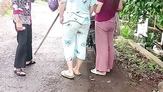graameen ilaakon mein motarasaikil se sabziyaan bechana