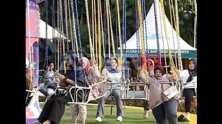 Ibu-ibu naik wahana