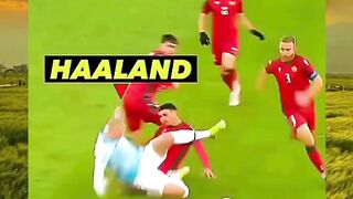 Semua orang kira Haaland yang tumbang. Tapi ternyata. yang keluar lapangan bukan dia!    Jangan main-main sama robot Norwegia.