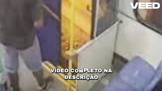 VIDEO DA MENINA QUE VIRALIZOU COM 5 MENINOS TWITTER MENINA NO ÔNIBUS CASCAVEL 5X1 ÔNIBUS