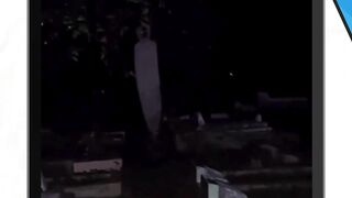 PENAMPAKAN POCONG KEBANYAKAN GAYA