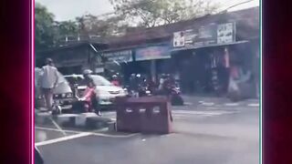 Kecelakaan mobil vs motor cilok bakso keliling di perempatan lampu merah tempel jam 1547