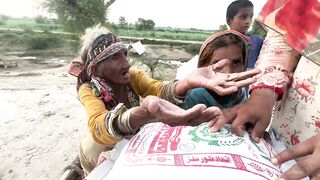 Sailaab Zadgan Me Rashin Ki Taqseem  Village Woman Life