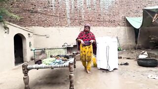 Sailaab Ke Baad Shadeed Barish Ne Zindagi Awr Mushkil Bana Di  Village Woman Life And Mud House W(720PHD).mp4