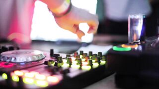 dj wale babu gaana baja de