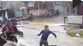 Banjir di Bali, Turis Ini Malah Main Jetski! Lucu Banget!