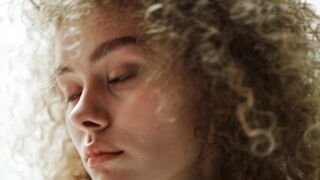 girl with curly hairs