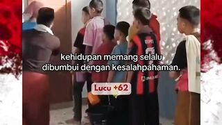 Lagaknya sangat misteriusss