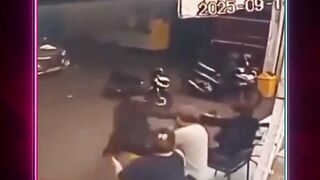 Rekaman CCTV Detik detik Seorang pria lagi duduk santai di Alfamidi