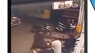 Rekaman CCTV detik-detik seorang pria sedang duduk santai di Alfamidi dekat Unklab Airmadidi, tiba-tiba ditikam orang tak dikenal.