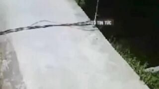 anak kecil bermain sepedaan di maghrib