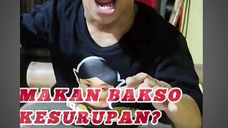 tegu cilik kesurupan ketika makan basko memelucu