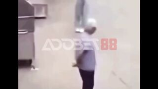 Orang tua ini lagi diem aja di jalan