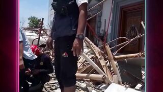 Detik-Detik Evakuasi Dua Pekerja yang Tertimpa Teras Gedung Kantor KPT Brebes