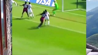 Perfect Hat-trick dari pemain wanita! Kaki kanan  Kaki kiri  Sundulan