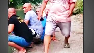 Guyon Geng Gundul saat sedang berkumpul, memelucu