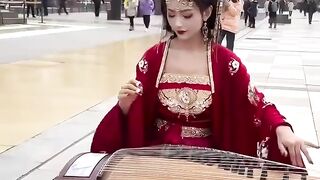 هذه البنت بكثره الممارسه ولات فنانه على البيانو.