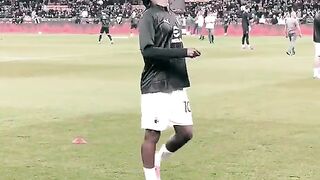 Raphael Leao displaying classic ball juggling