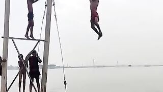 Ona jamaa hawa walivyonasa kwenye nguzo ya umeme