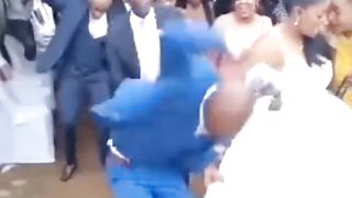 Bwana harusi mwenye mikogo amkosha mkewe