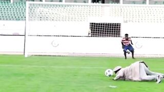 انضر هذا اللاعب سريع كيف الطريقه باش يسجل ضربه جزاء.