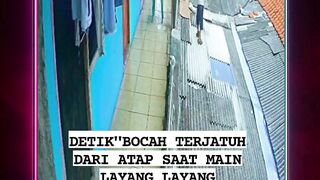 Detik-detik bocah terjatuh dari atap saat main layang-layang