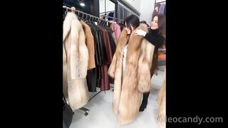 В МАГАЗИН ЗА КОЖЕНИ ИЗДЕЛИЯ