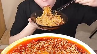 辛い麺を食べる