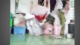 pevah gak tu kepala gundol nya hahaha memelucu