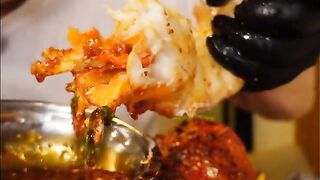 スパイシーなロブスターを食べる