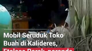 MOBIL SERUDUK TOKO BUAH DI KALIDERES