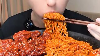 サムヤンソースで麺と鶏肉を食べる