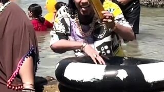 شوف هذه البنت ملي وقعت الذهب شوف شنو غادير في الماء