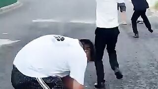 شوف هذا الشاب بغا يسرق تليفون شنو يوقع له