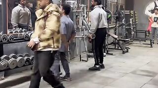 شوف هذا الشاب الخدعه اللي تايخدم.