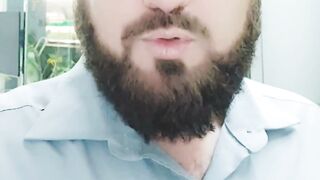 کوئی اس بیچارے کی بات پر بھی یقین کر لو یار واسطہ دے