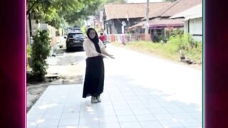 Ada yang tinggal di daerah sini?
