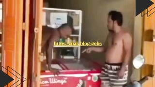 Numpang Ngadem, Tapi Kok di Freezer?