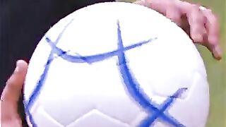 Here is Roberto Carlos secret during free kicks