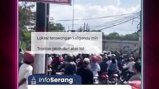 Truk tronton mengalami kecelakaan hebat di Tol Tangerang-Merak