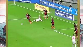 Xavi Simons dengan tenang mengeksekusi penalti!  Gol yang penuh percaya diri