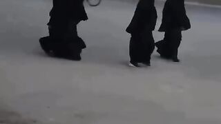 Its Yemen, gentle women