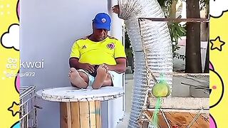 فيديوهات فيهم مقالب مضحكه.