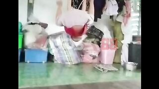 Bocil ini lagi asik main tali