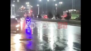 Orang ini naik motor malah jatoh
